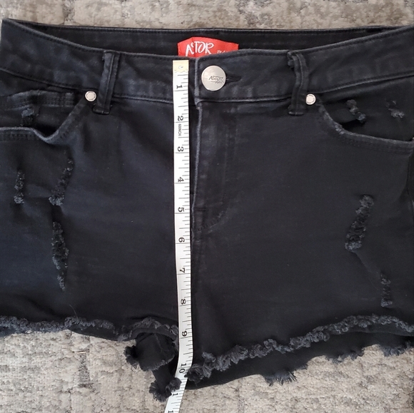 Astor SZ 7 Black Denim Distessed Cut-Off Shorts - Picture 6 of 10